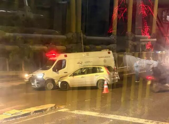 Ambulância com paciente sofre acidente em Campo Grande