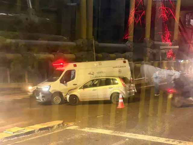 Ambulância com paciente sofre acidente em Campo Grande