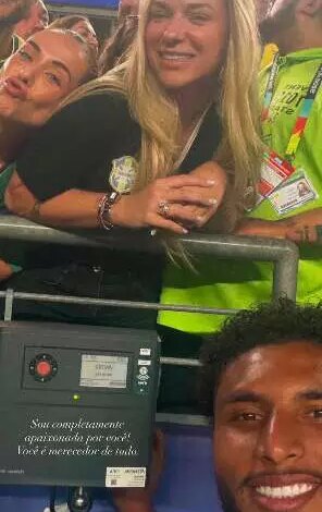 Éderson Santos estreia pela Seleção e recebe carinho da esposa