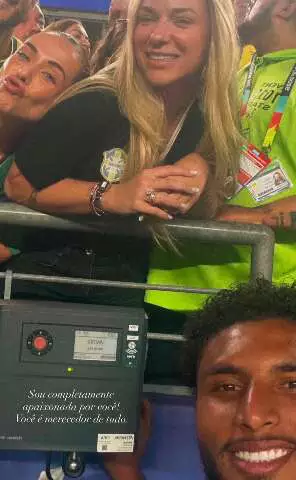 Éderson Santos estreia pela Seleção e recebe carinho da esposa