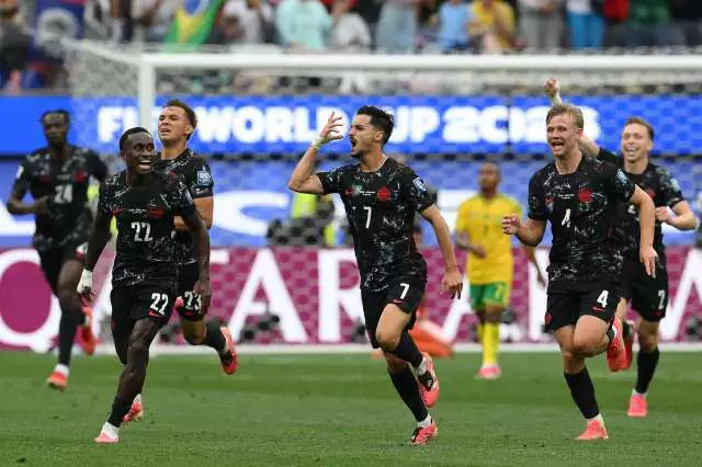 Canadá vence África do Sul e avança às oitavas da Copa