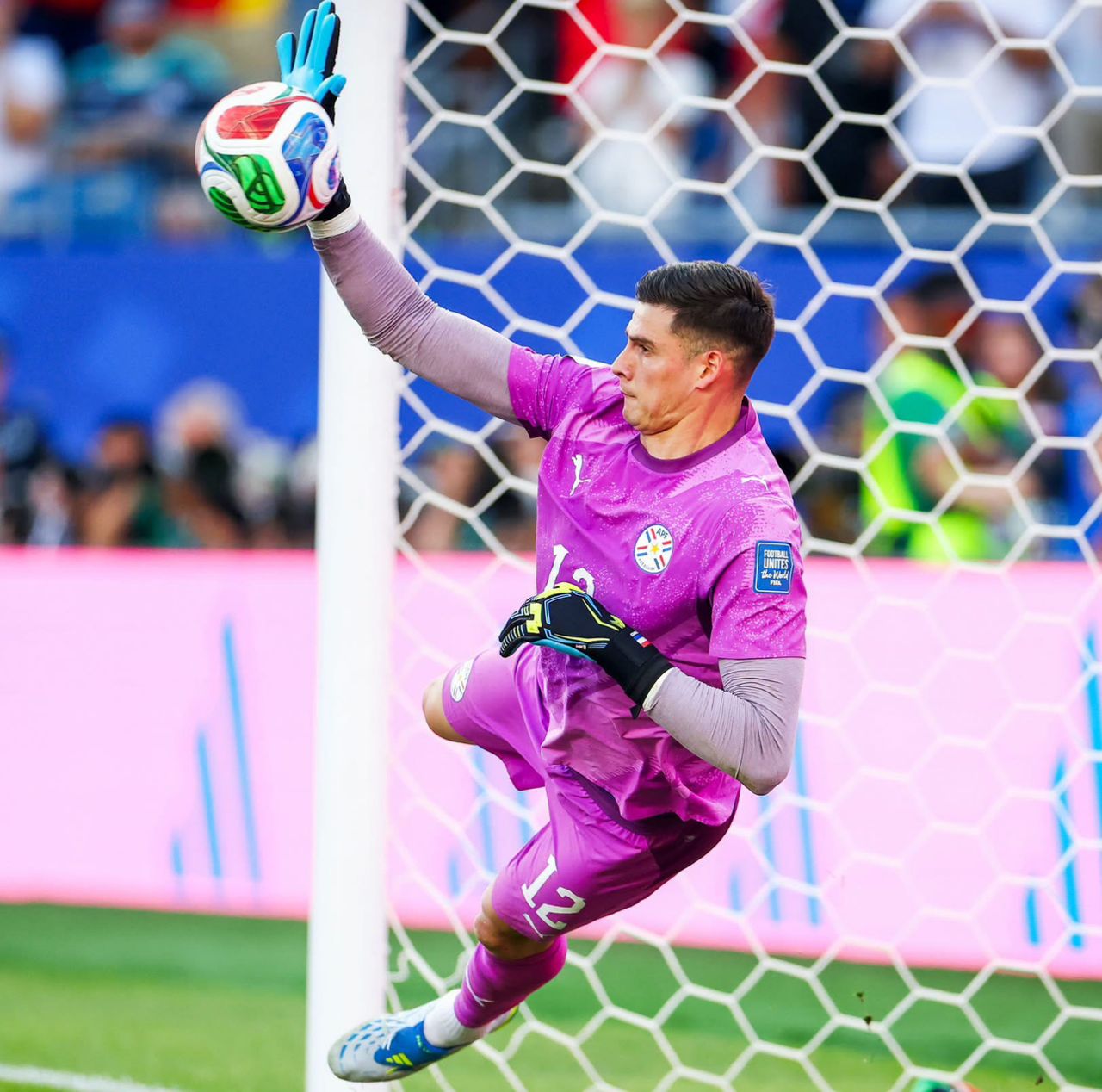 Da venda de sua camisa a se tornar o herói do Paraguai na Copa do Mundo: a história emocionante de Orlando Gill