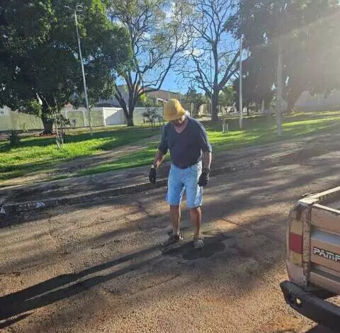 Aposentado de 76 anos tapa buracos de rua com dinheiro próprio