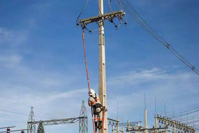 Eletricista ganha aposentadoria especial por exposição à alta tensão