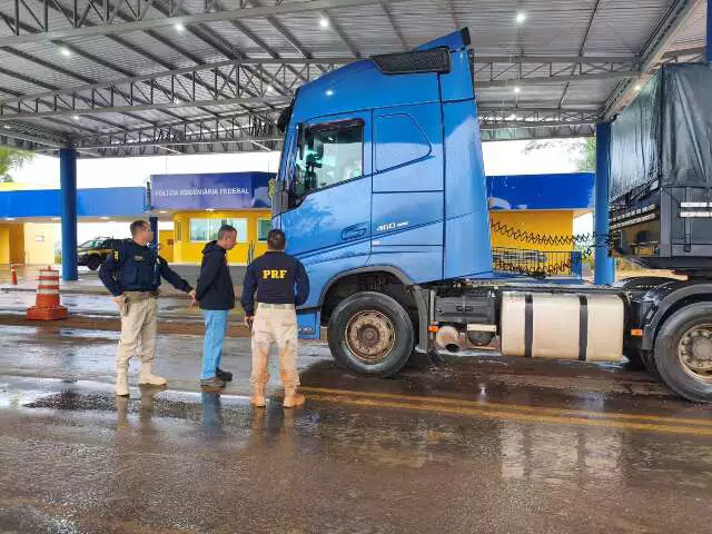 Motorista preso com carreta roubada e sequestrada na BR-376