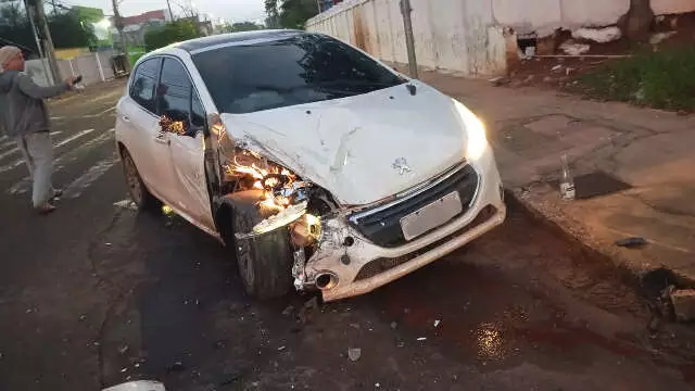 Motorista bate na carreta e abandona carro em Campo Grande