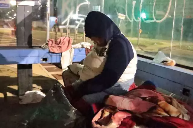 Mulher vive há 2 meses em ponto de ônibus no frio de CG