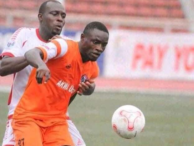 O ex-atacante do Akwa United Edem Akakatang morre após desmaiar durante uma partida em Oron
