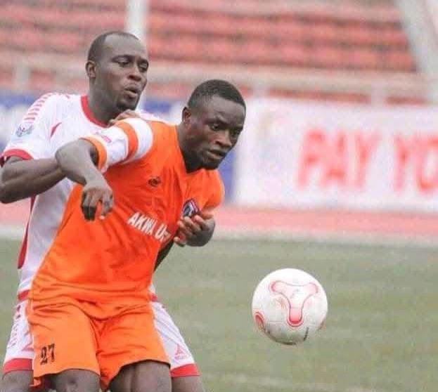 O ex-atacante do Akwa United Edem Akakatang morre após desmaiar durante uma partida em Oron