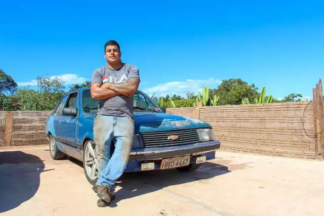 Chevette sem maçaneta surpreende no drift e cala crítica