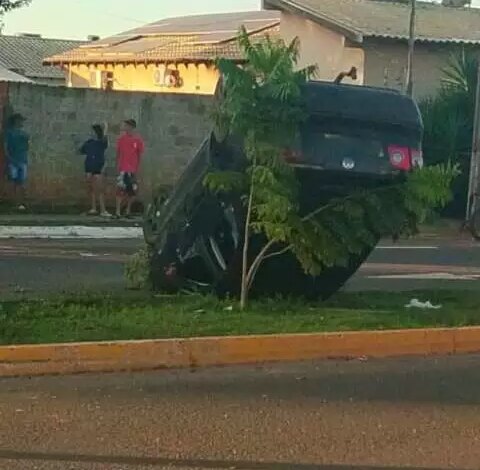 Estudante capota carro bêbado e preso em Ribas do Rio Pardo