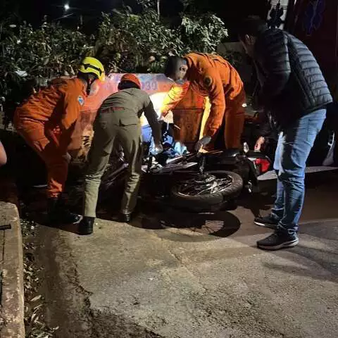 Motociclista morre ao bater na caçamba no Rio Brilhante