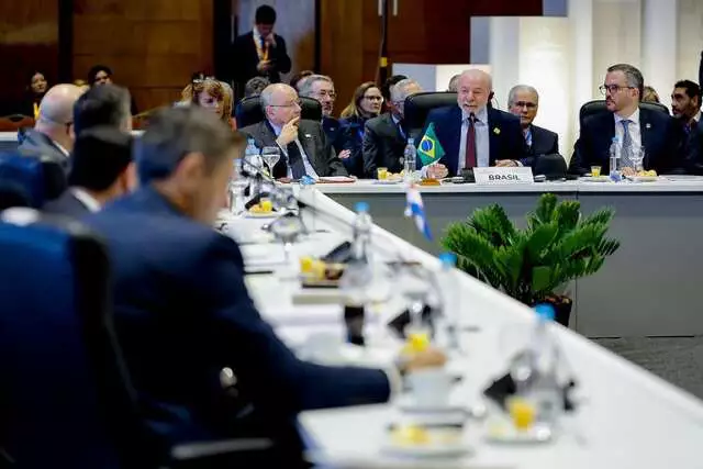 Lula assume Mercosul e propõe novo papel estratégico