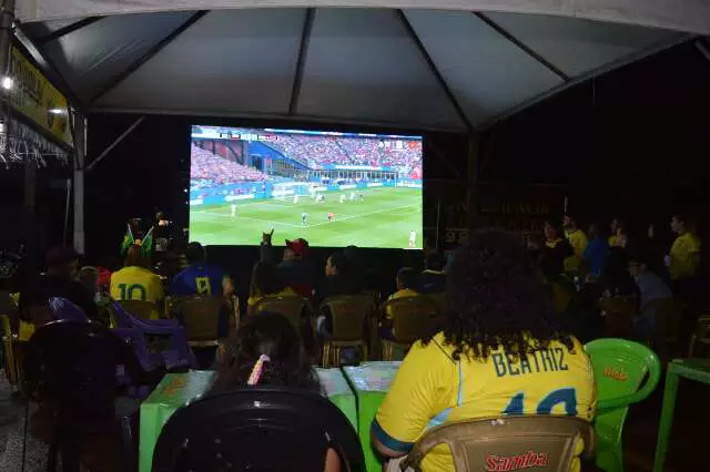 Chuva não para torcida do Tijuca 2 no jogo do Brasil