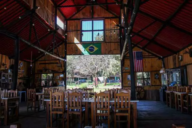 Rancho do Galo: day use rústico com lago e clima de faroeste
