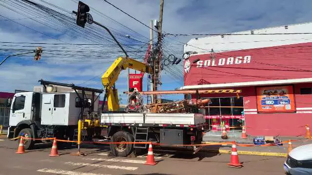 Energisa troca poste de madeira no Aero Rancho após reportagem