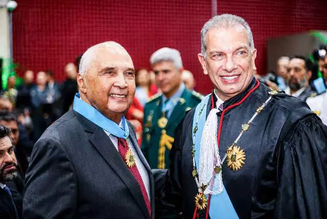 Londres Machado recebe Ordem do Mérito Eleitoral do TRE-MS