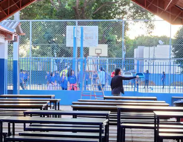 Suspeita de vazamento de gás mobilizado por bombeiros na escola