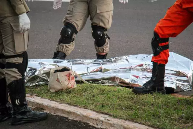 Mulher morre ao bater moto em poste em Campo Grande