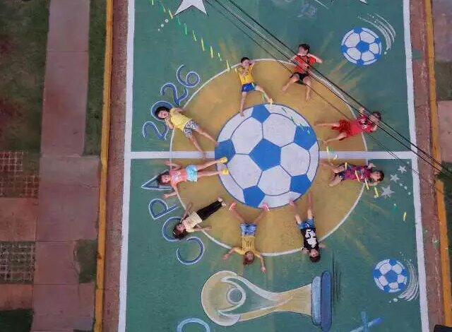 Crianças pintam rua e criar memórias na torcida pelo hexa