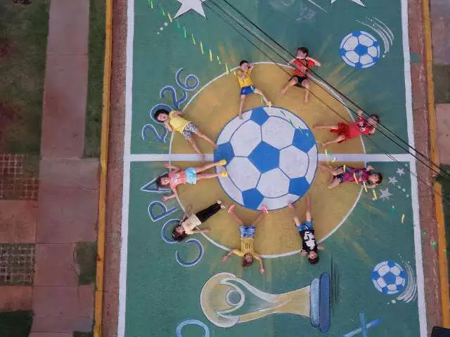 Crianças pintam rua e criar memórias na torcida pelo hexa