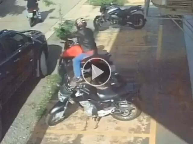 Câmera flagra dupla furtando moto em frente à UPA em 24s