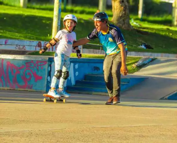 De hobby a profissão: professor ensina skate e patins em CG