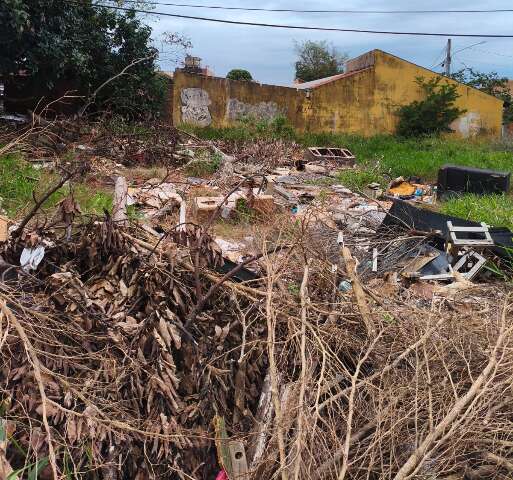 Aero Rancho: Moradores denunciam lixo e mato em terreno