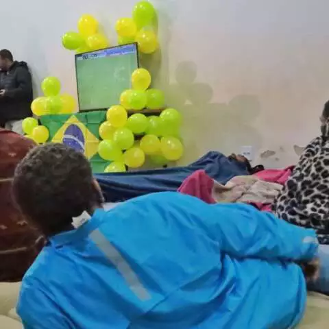 Pessoas em situação de rua torcem pelo Brasil em Campo Grande