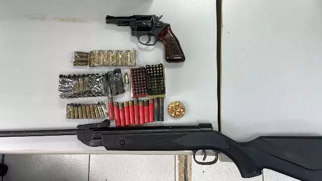 Homem é preso com armas e munições após investigação de violência doméstica