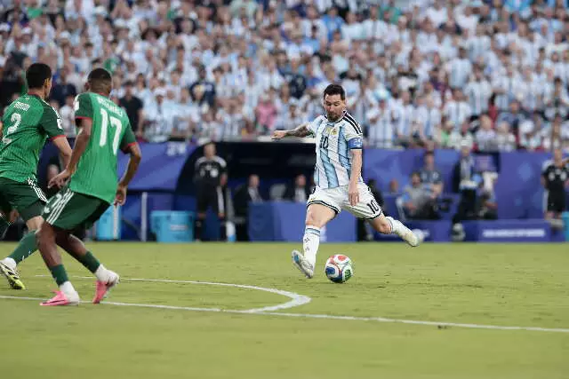 Copa do Mundo: Messi faz três e Argentina vence Argélia