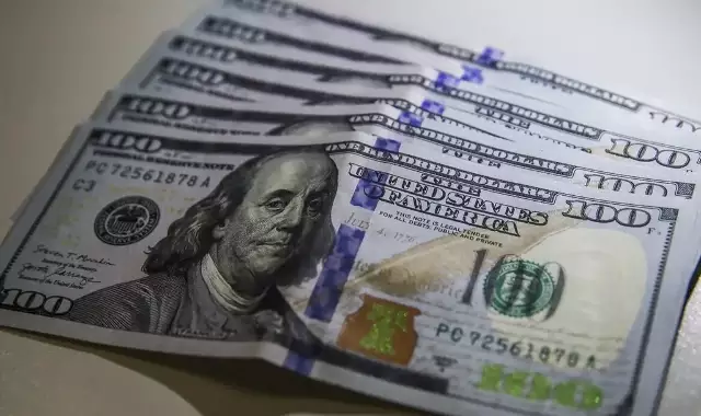 Dólar sobe 1,3% após decisões de BCs; Ibovespa Cai