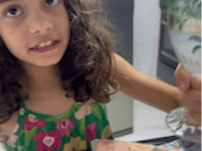 Menina de 8 anos viraliza com ritual de borboletas