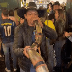 Boiadeiro troca vuvuzela por berrante para torcer pelo Brasil