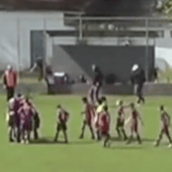 Gandula faz gestos obscenos no jogo sub-11 no MS