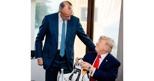 O chanceler alemão Friedrich Merz presenteia Trump com a camisa de futebol alemã ’47’ na cúpula do G7
