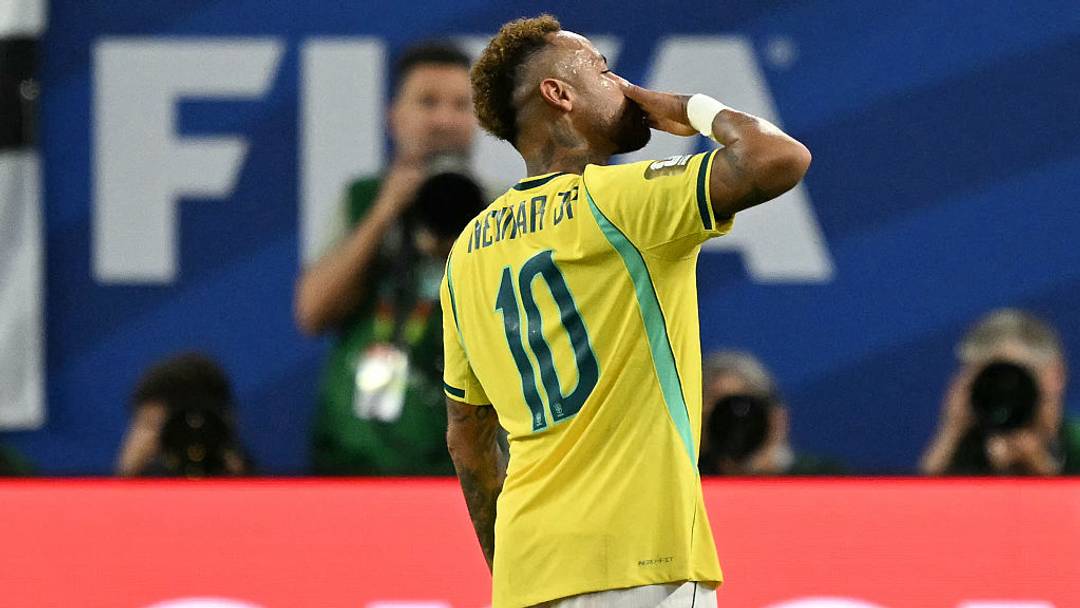 Neymar retorna e o Brasil vence a Escócia e chega à fase eliminatória da Copa do Mundo