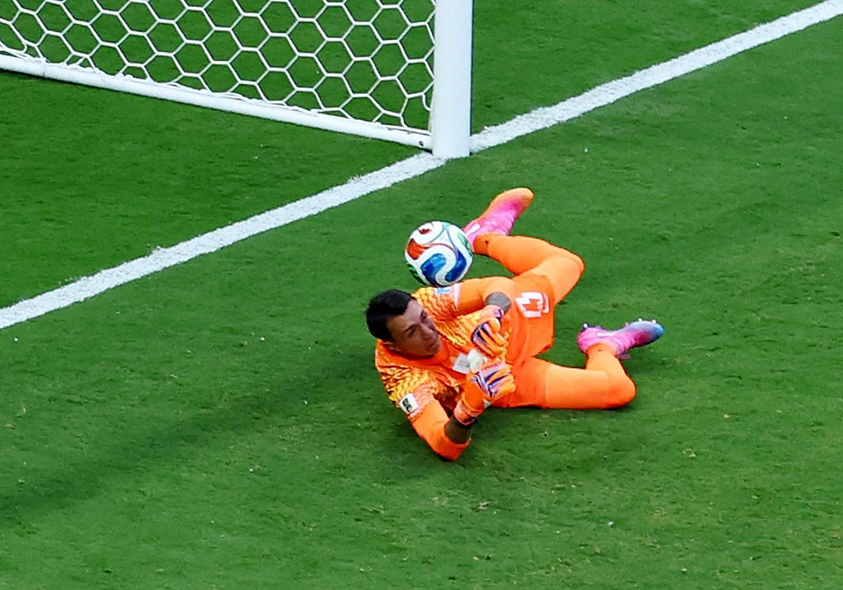 Como erros dispendiosos de goleiro acabaram com o sonho do Uruguai na Copa do Mundo