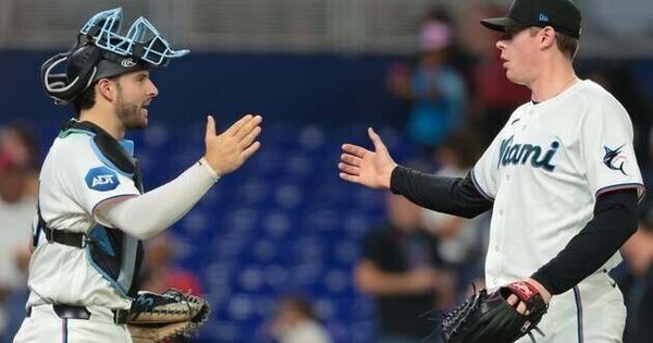 Cenário colorido para Marlins quentes recebendo Rangers, fãs escoceses e cães