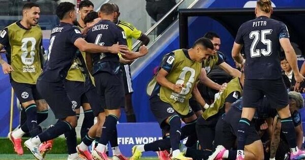 O Paraguai, com 10 jogadores, vence a Turquia por 1 a 0, ainda vivo na Copa do Mundo