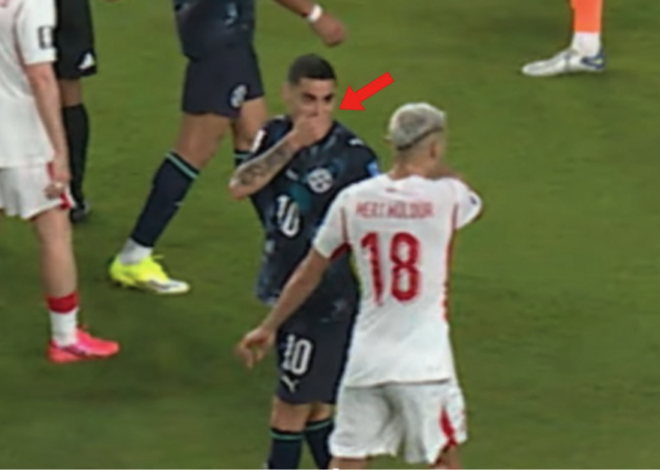 Miguel Almirón se torna o primeiro jogador expulso sob a regra de cobertura da boca da FIFA na vitória do Paraguai sobre a Turquia