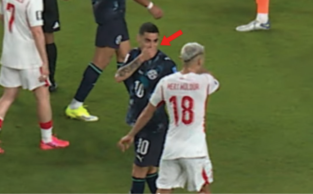 Miguel Almirón se torna o primeiro jogador expulso sob a regra de cobertura da boca da FIFA na vitória do Paraguai sobre a Turquia