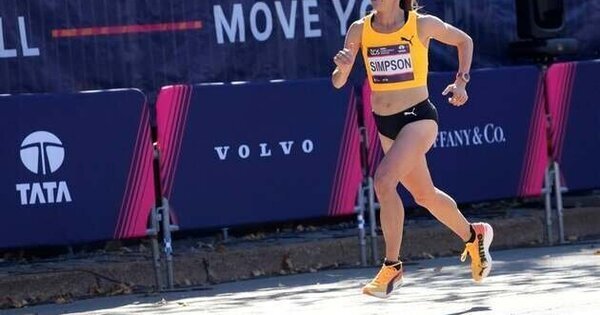 A atleta olímpica Jenny Simpson desmaia durante a corrida e é levada às pressas para o hospital