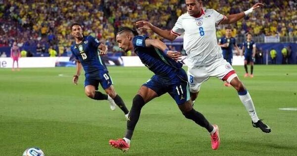 Raphinha (perna) do Brasil sai da partida contra o Haiti