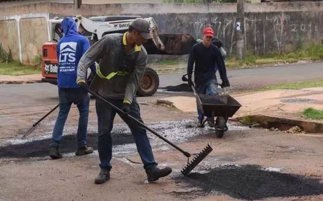 Prefeitura dobra ritmo de tapa-buracos em Campo Grande