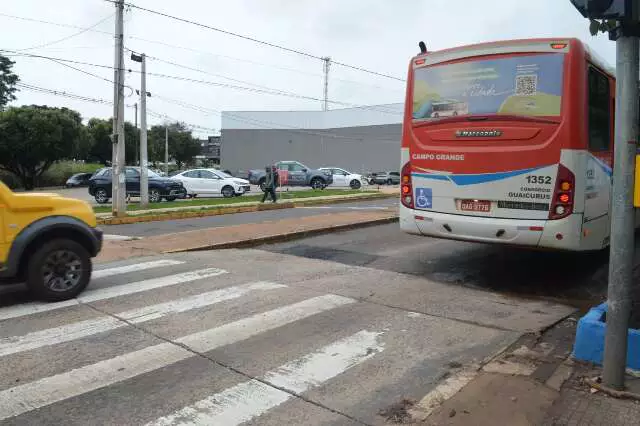 Buraco na Rua Ceará engole carro e prefeitura idade
