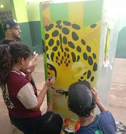 Professora cria tabela periódica tátil para aluno cego em MS