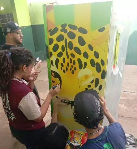 Professora cria tabela periódica tátil para aluno cego em MS