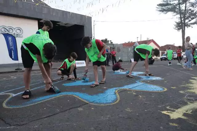 Crianças pintam rua da Cidade da Copa em Campo Grande