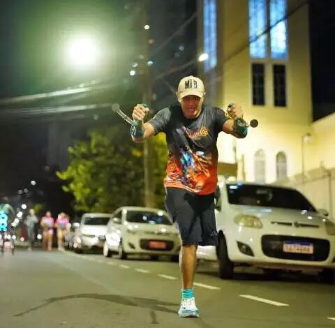 Atleta com muletas inspiradas na Maratona de Campo Grande